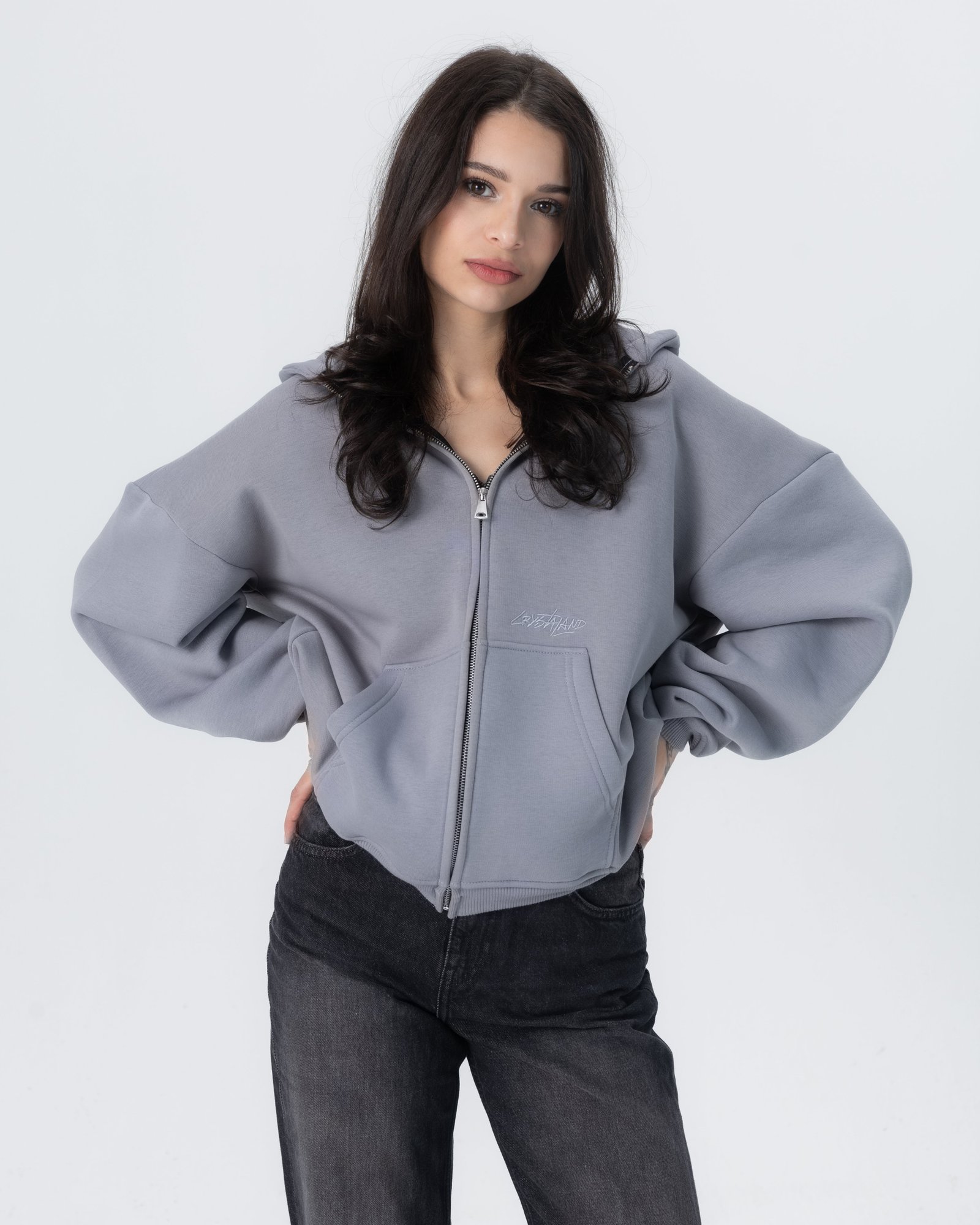 Crystaland_export-115_28898b21-9ee0-4b78-ba31-c4db219e40b4 CRYSTALAND ESSENTIAL SILVER GREY ZIP HOODIE - obrazek 1